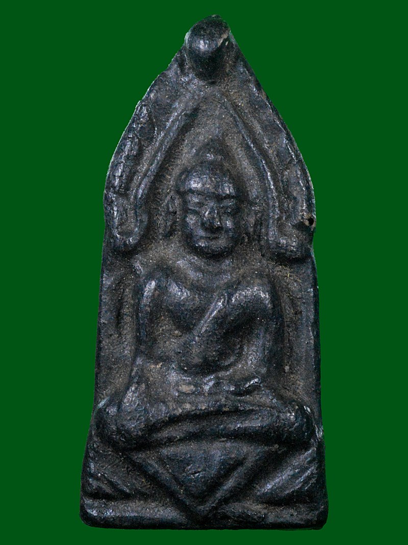 พระประธานนั่งซุ้ม หลังจารยันต์เก่าๆ ไม่ท