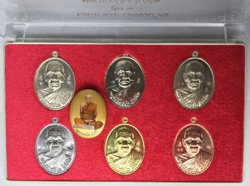 ชุด เหรียญ-ล็อกเก็ต รุ่น๑ หลวงปู่กอวิโท โกวิโท ( ครูบาแขนดำ) วัดวาฬุการาม เมืองฝาง