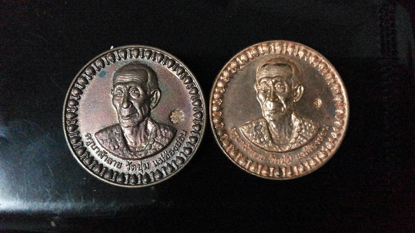 ครูบาผ้าลายเดิมๆครับ 2 เหรียญ 2 รุ่นครับ