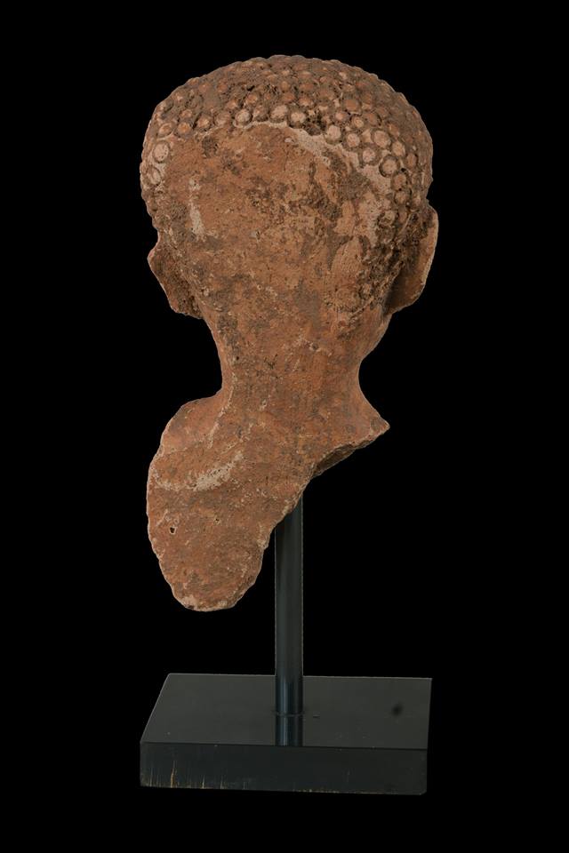 เศียรพระ เนื้อดิน หริภุญชัย ลําพูน อายุ1200 ปี ปัจจุบันหาชมได้ยากมากครับ เพาะส่วนมากอยู่ที่พิพิธภัณฑ