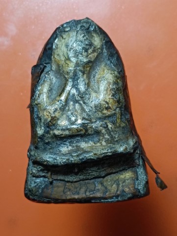 พระผงรูปเหมือนซุ้มกอ หลวงพ่อเกษม เขมโก ปี21 หลังติดพระปิดตา ล้อมแผ่นทองเหลือง