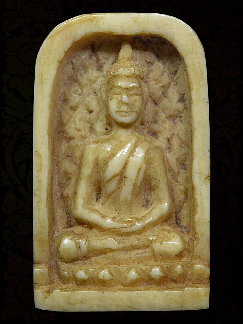 พระพุทธงาแกะ นั่งสมาธิ ด้านหลังลงจาร